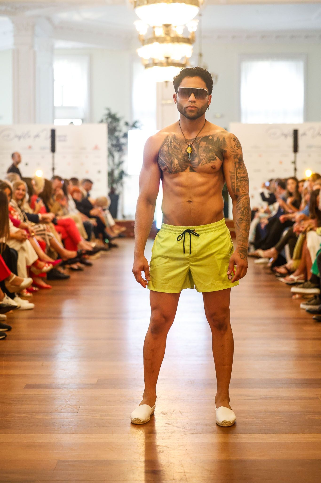 Jhan David Noriega con outfit de Sandra Alonso, Luimar y Minor.