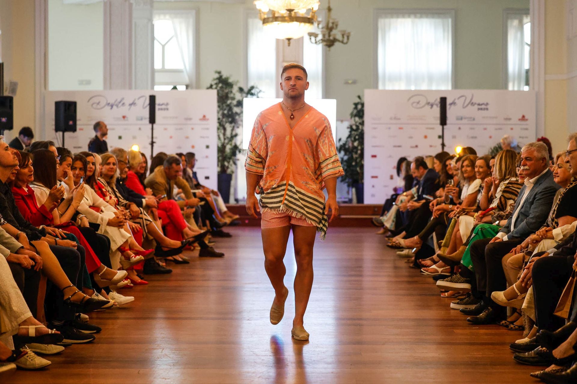 Jorge Novoa con un outfit estival de Sandra Alonso, Sardinucas y Luimar.