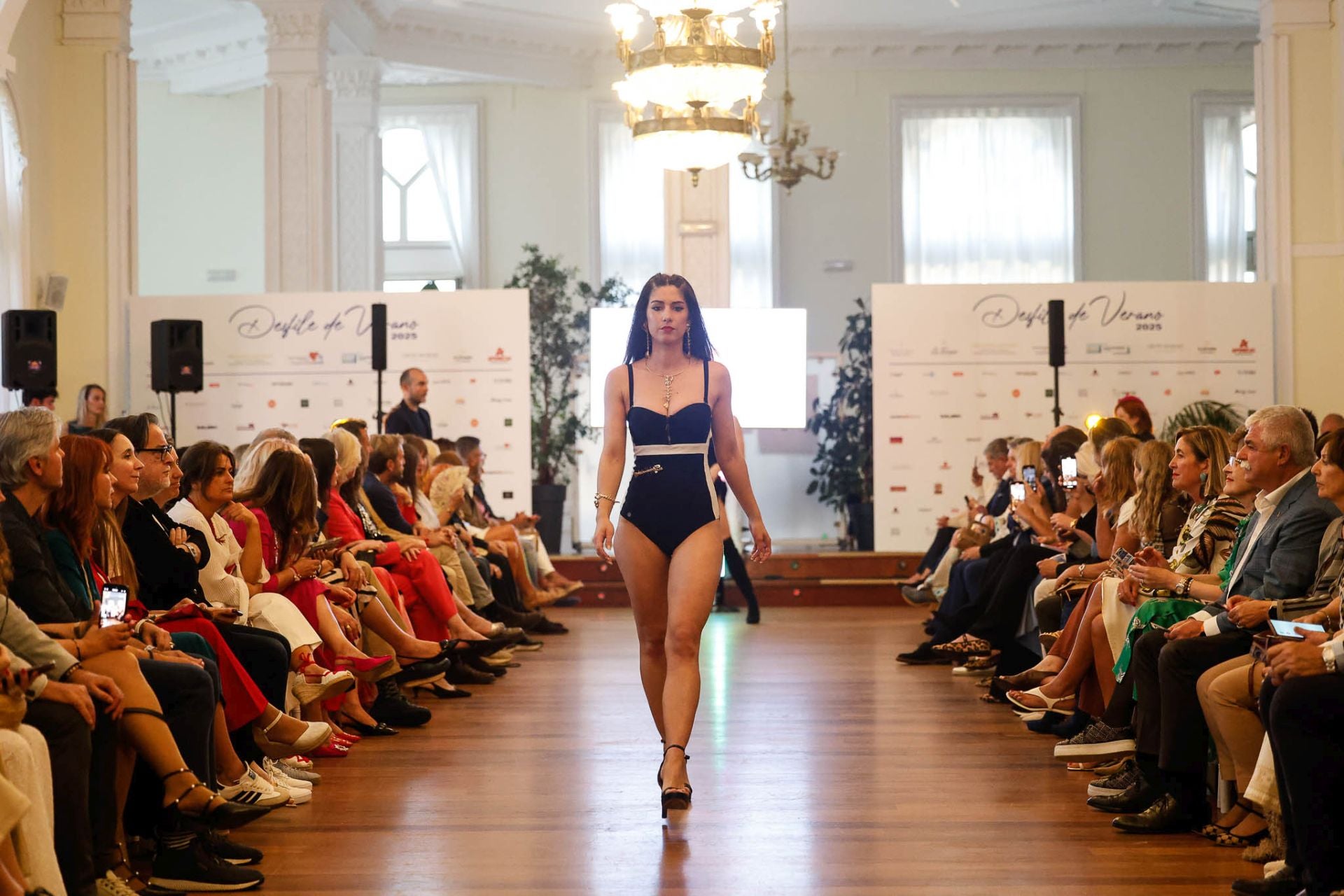 Paula Díaz durante el desfile de joyería veraniega de María Jesús Gil y traje de baño de Amada Lois.