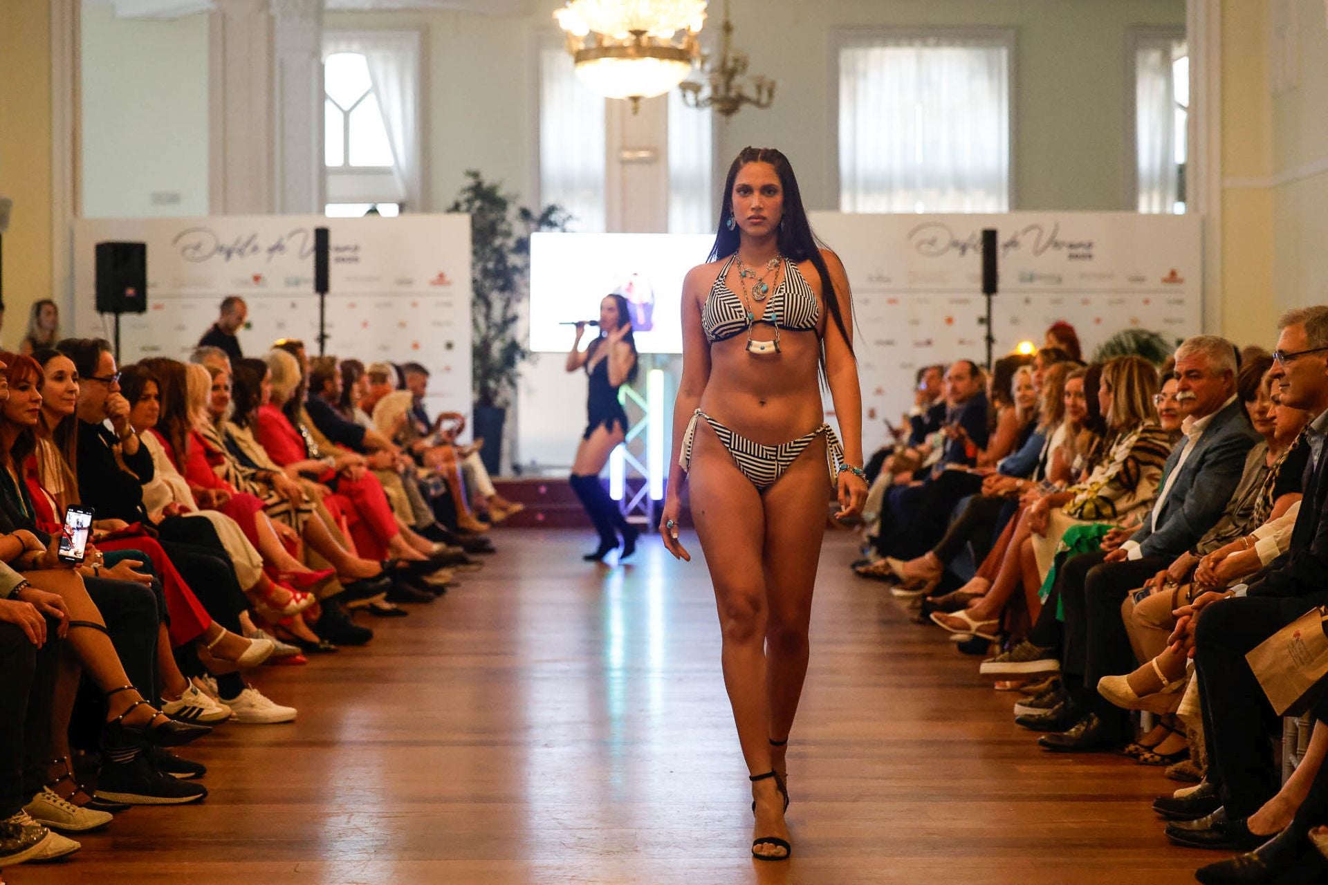 Angely Pérez tampoco quiso faltar al desfile organizado por la Asociación de Creadores de Cantabria y Apemecac en el Casino.