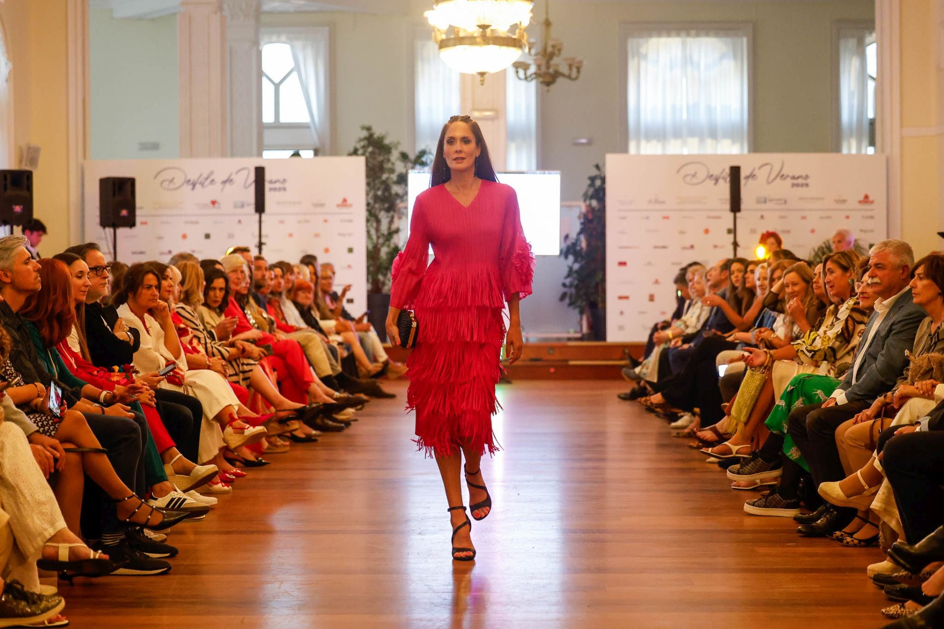 Sandra Veiga con otra de las propuestas de By Santamaría para los eventos del verano.