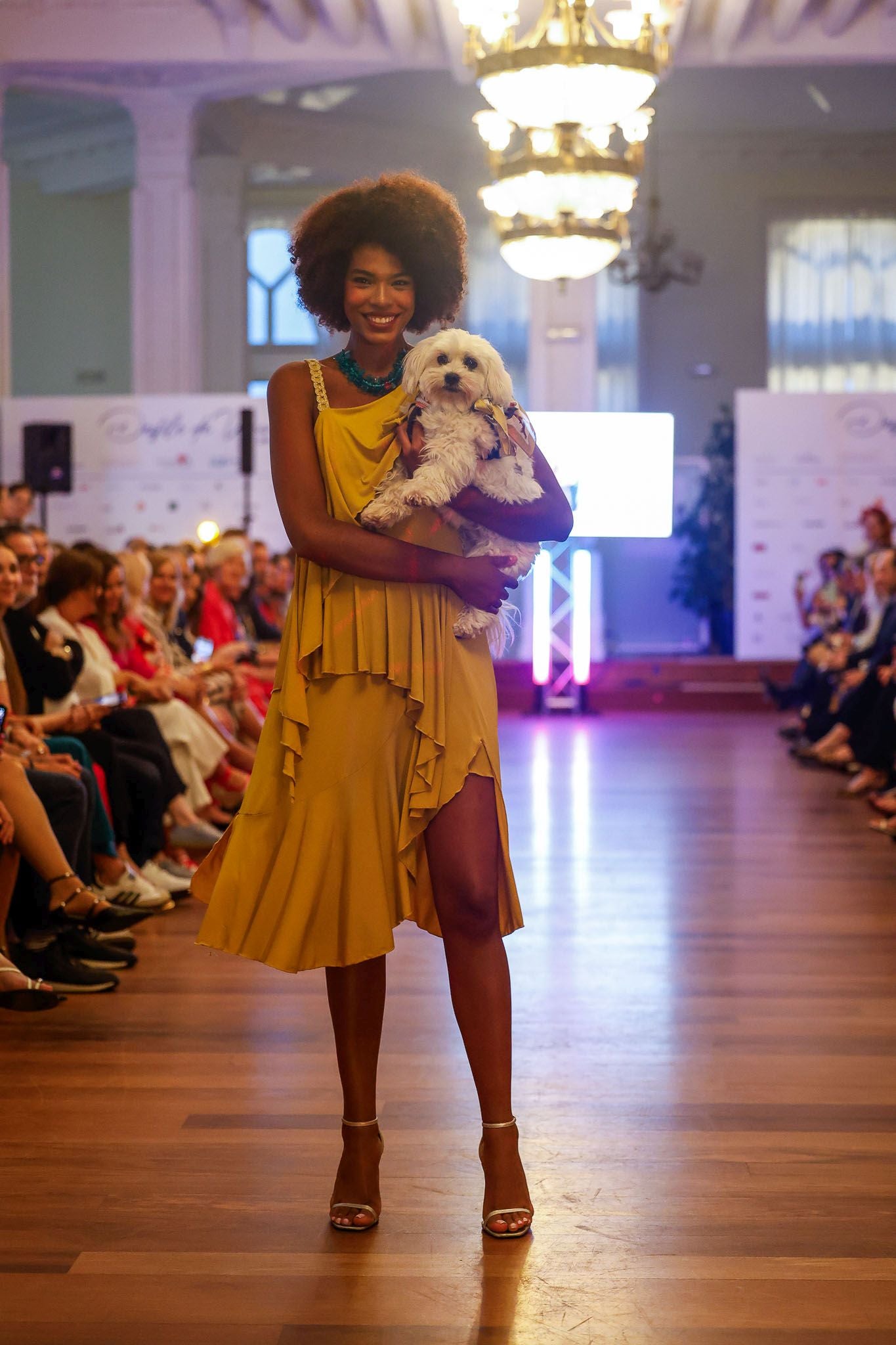 Catalina Castaño durante el desfile de Ozeana. En los brazos lleva a Linda, uno de los perros de la protectora Asproan que adoptó la empresaria Amaya Bezanilla.