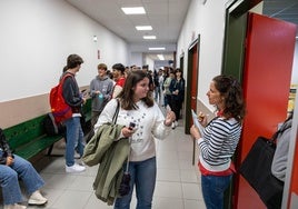 Estudiantes entrando a un examen de la PAU en la Facultad de Derecho.