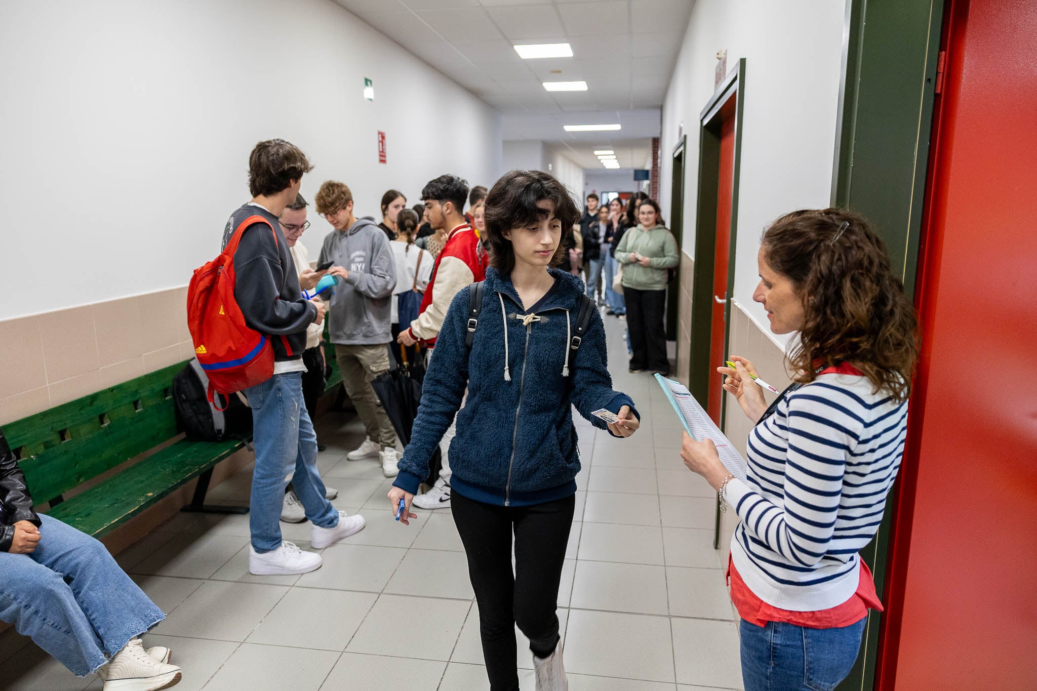 Bachilleres y alumnado de FP han ido entrando al aula previo llamamiento de los responsables de cada clase. 