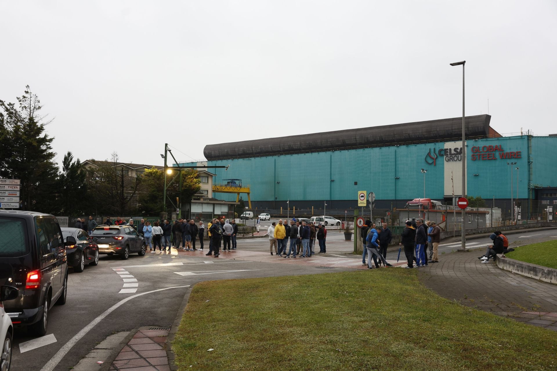 Empleados congregados en la entrada de Global Steel Wire.
