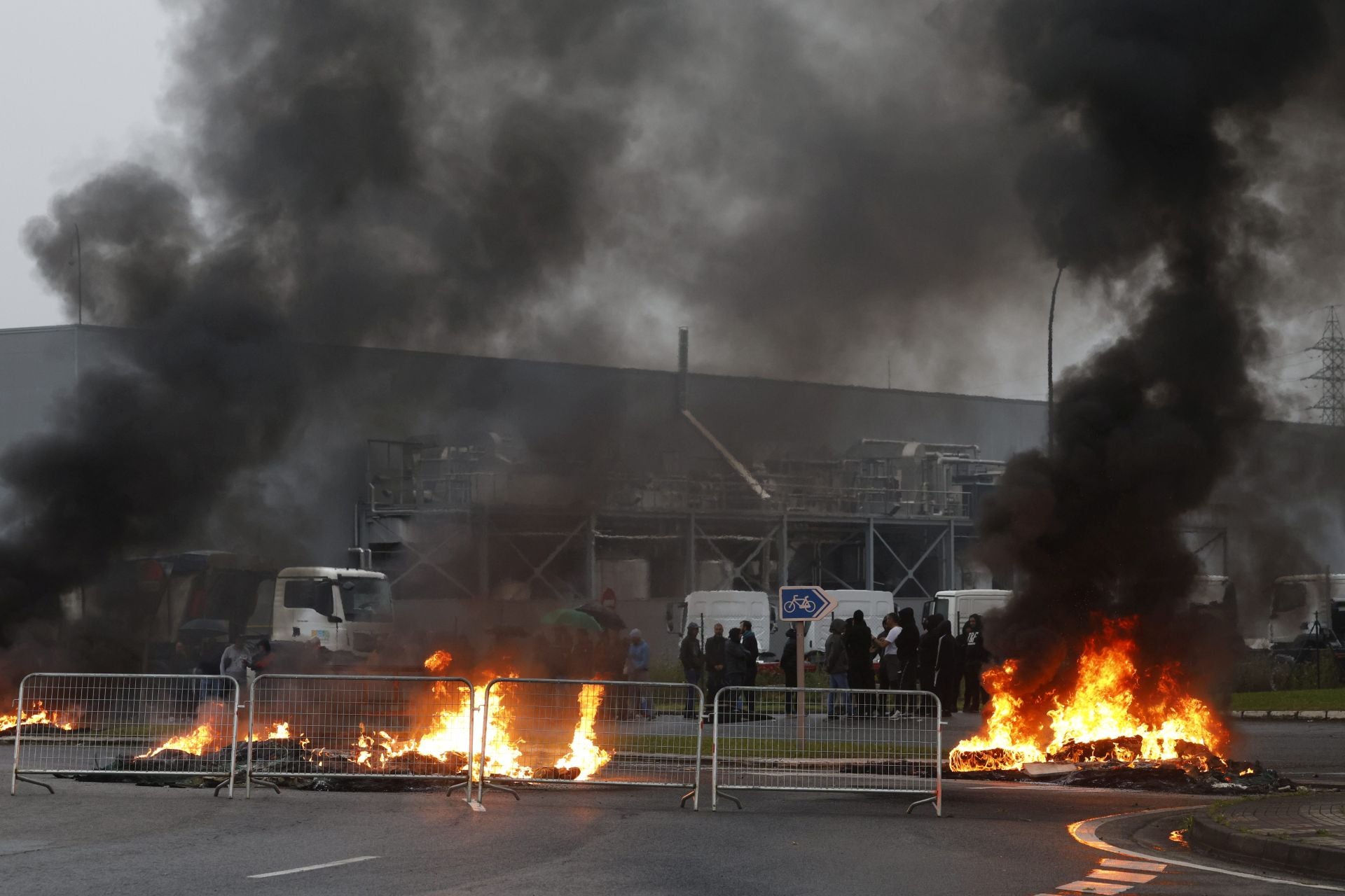 Una de las barricadas que han formado los huelguistas en Guarnizo.