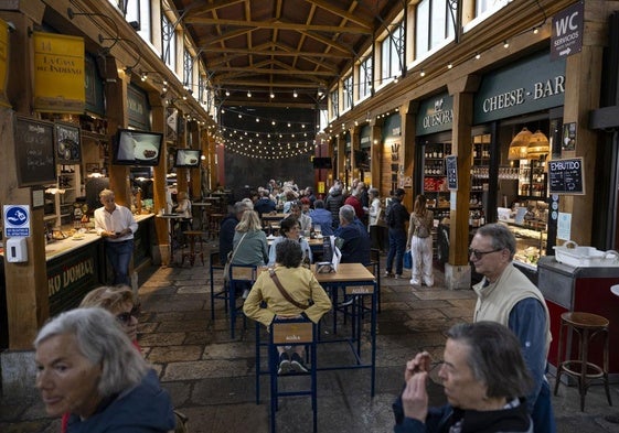 El Mercado del Este, en pleno centro de Santander, ayer, con los negocios de hostelería llenos.
