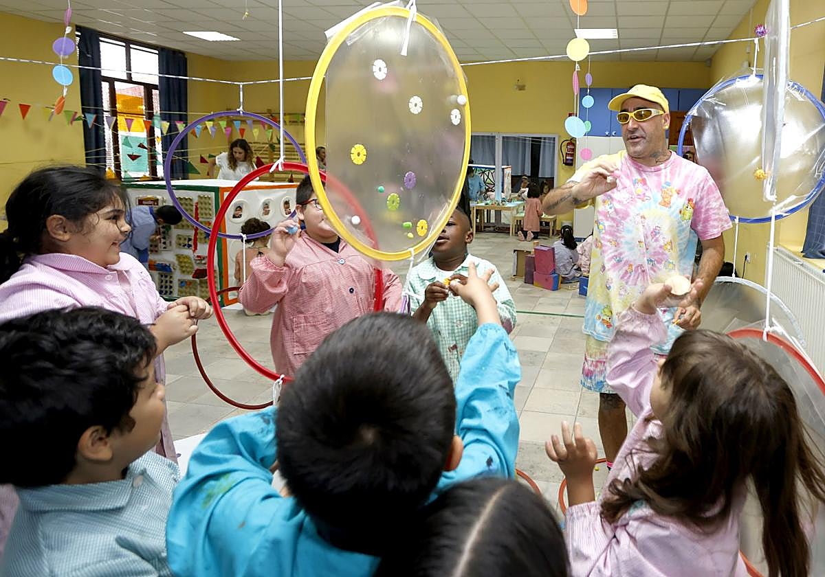 Okuda y los alumnos se divierten con los aros colgados del techo en un aula.