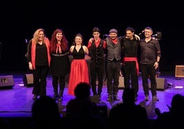 Juan Saiz junto a la banda que da forma a Tañedor.
