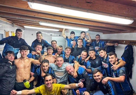 Éxito. La plantilla del Montañas del Pascelebra su ascenso a Tercera RFEF.