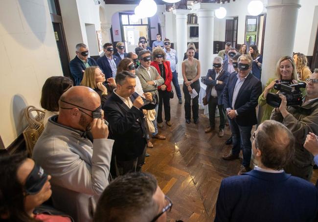 Los participantes fueron citados en el hall de Las Carolinas donde, después de explicarles lo que iban a vivir, se pusieron los antifaces y entraron al salón del desayuno con los ojos tapados acompañados de un técnico de la ONCE. Estuvieron los alcaldes y alcaldesas de Santander, Torrelavega, Camargo, Piélagos, Astillero, Santa Cruz de Bezana, Santoña, Laredo, Comillas, Polanco, Marina de Cudeyo, Reocín, Miengo, Selaya, Entrambasaguas, Villaescusa, Mazcuerras, Reinosa, Colindres y Cartes.