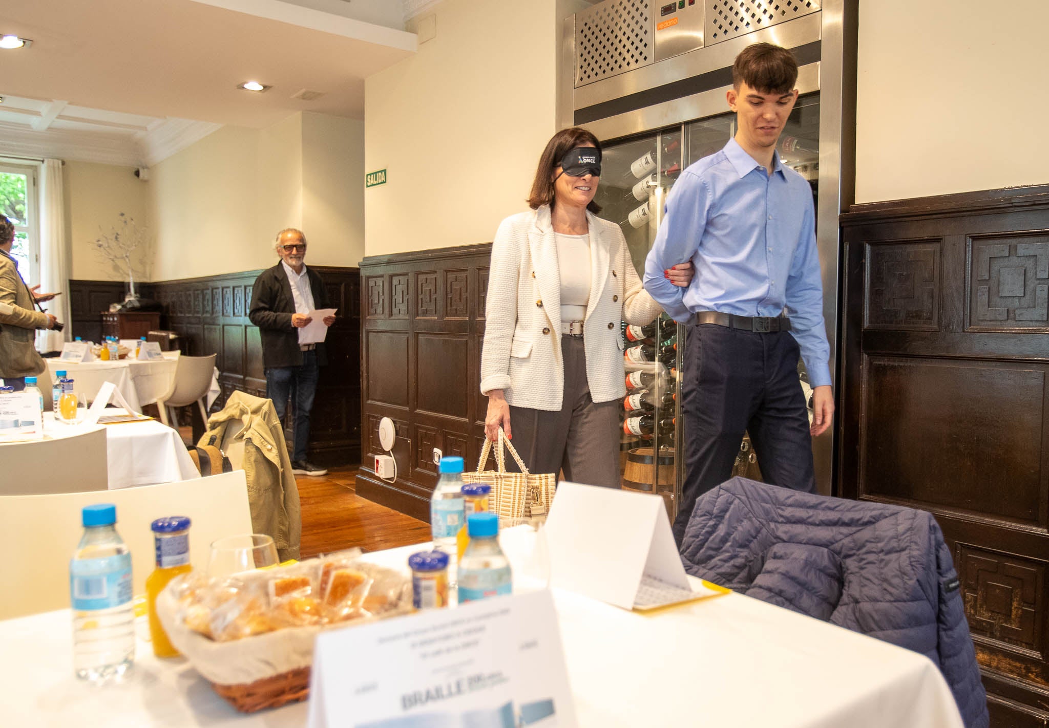 Gema Igual entra en la sala junto al técnico de rehabilitación de la ONCE Eloy Gómez. La parte más difícil fue la «inseguridad» a pesar de ir guiados por técnicos de rehabilitación de la ONCE.