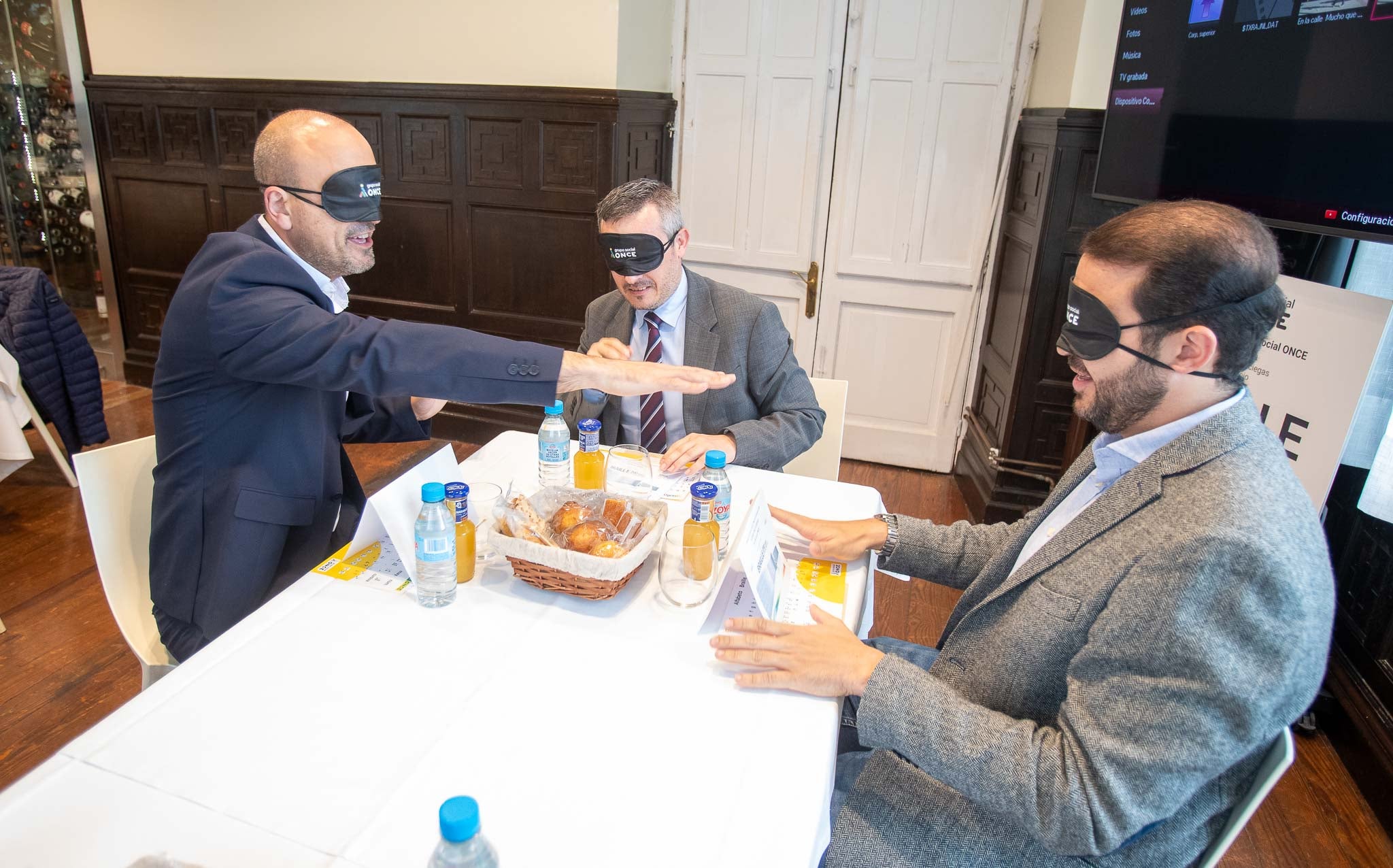 Trataron de orientarse y saber qué había encima de la mesa a través del oído y el tacto. En la imagen, el alcalde de Torrelavega, Javiér López Estrada, junto al delegado territorial de ONCE, Óscar Pérez; y el presidente de la Asociación de Hostelería de Cantabria, Eduardo Lamadrid.