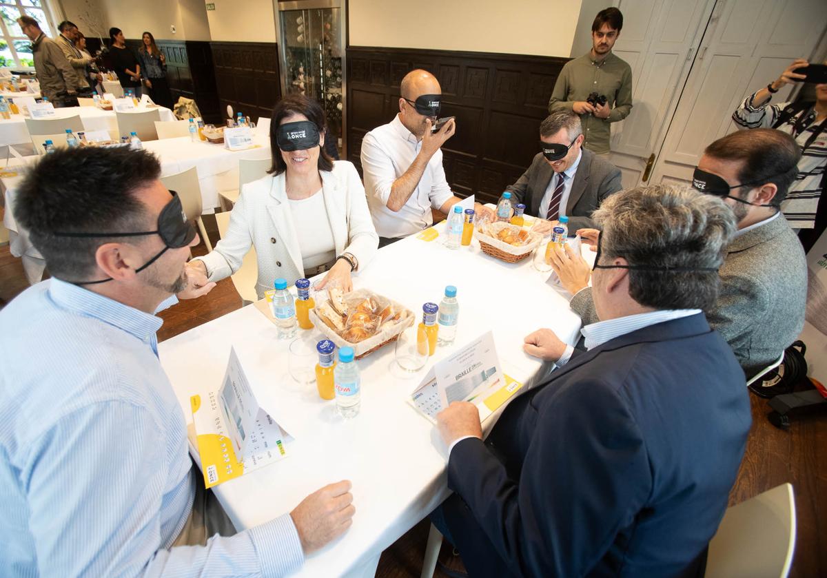 En la semana de la ONCE, varios ediles cántabros se han puesto en la piel de personas con discapacidad visual realizando una actividad cotidiana