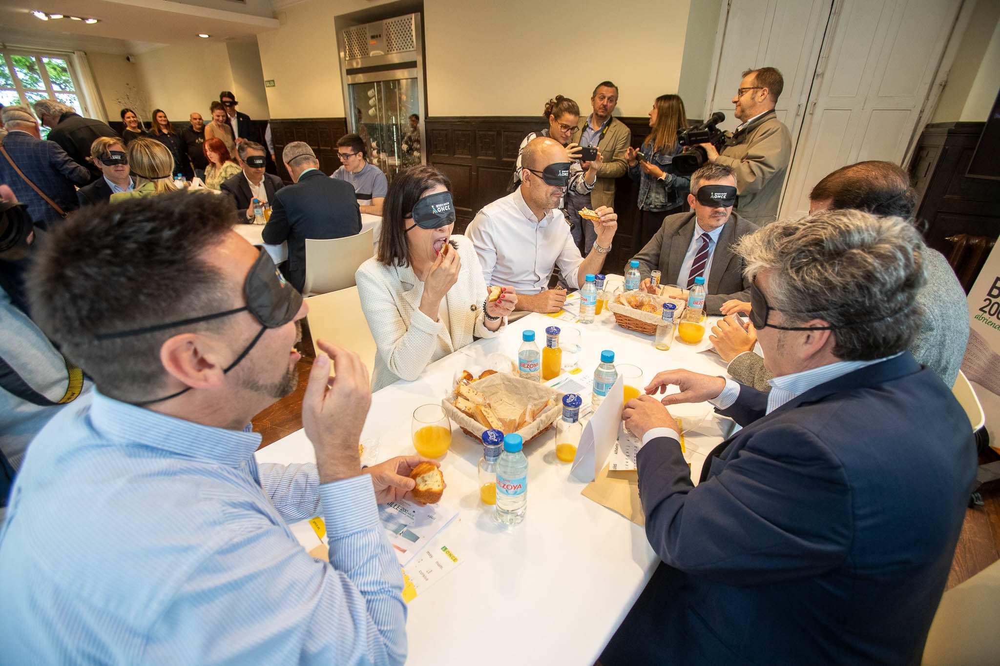 En esta mesa compartieron desayuno a ciegas Javier Incera (Colindres); Gema Igual (Santander); Javier López Estrada (Torrelavega); Óscar Pérez (delegado territorial de la ONCE); Eduardo Lamadrid (presidente de la Asociación de Hostelería en Cantabria) y José Luis López (Reinosa).