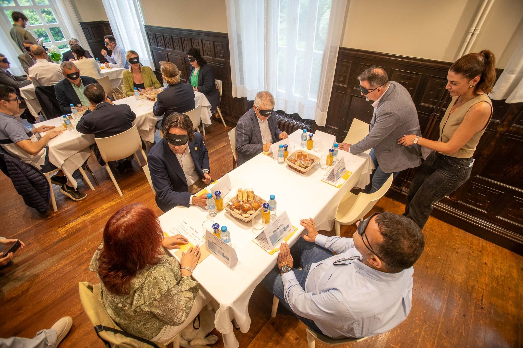 En esta mesa se sentaron Javier Fernández Soberón (El Astillero); Constantino Fernández (Villaescusa); Jesús Gullart (Santoña); Pedro Ferradas (Marina de Cudeyo); y la afiliada de la ONCE Zoe Laso. La mesa se completó con Gloria Sierra (Entrambasaguas). La técnico Clara Ortal se encargó de acompañarles hasta su sitio.