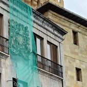 Escudo de armas emplazado en la fachada este del Consistorio.