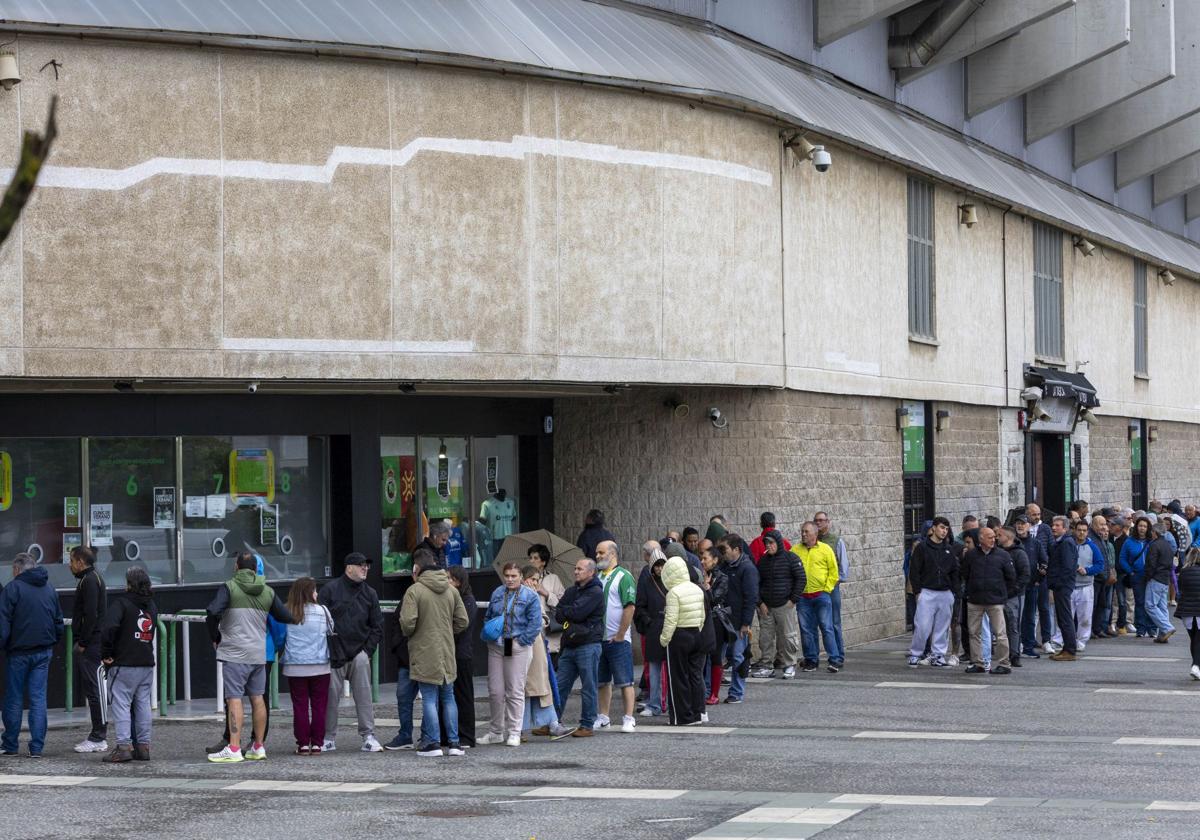Abonados racinguistas, el lunes en las taquillas del estadio paraadquirir sus billetes.