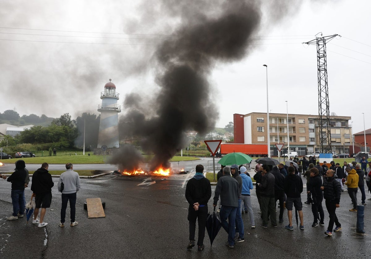 Barricada en la rotonda de acceso al polígono de Guarnizo formada el martes.