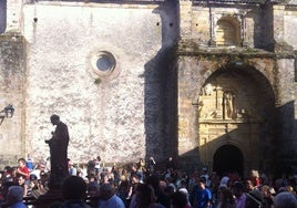 Procesión de San Pedro rodeado de fieles en la plaza de la Constitución de Comillas.