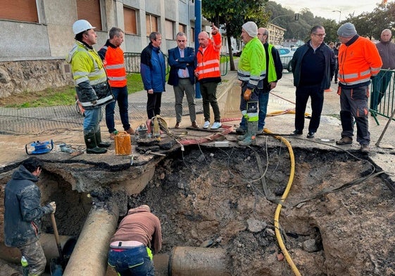El consejero y el alcalde de Laredo supervisan las tuberías de abastecimiento del municipio.