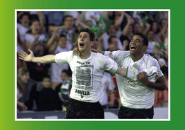José Moratón y Bodipo, a su derecha, celebran el gol del ascenso a Primera División del Racing en 2002.