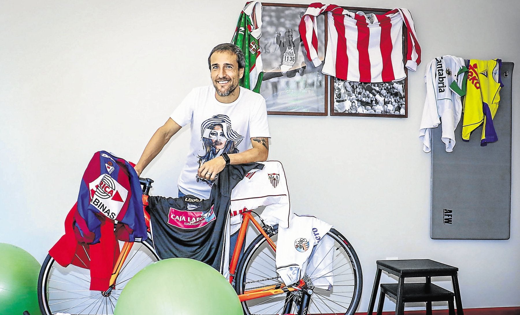 César Caneda posa con varias camisetas de sus exequipos.