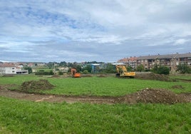 Arranque de las obras de construcción de la pista en la parcela de Ajo.