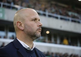 José Alberto, en el banquillo de los Campos de Sport, antes del partido contra el Racing de Ferrol.