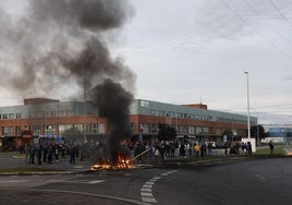 Al igual que el pasado martes, los huelguistas han vuelto a relizar quemas.