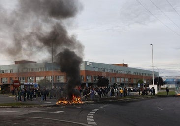 Al igual que el pasado martes, los huelguistas han vuelto a relizar quemas.