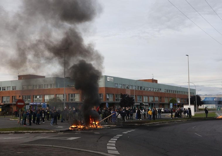 Al igual que el pasado martes, los huelguistas han vuelto a relizar quemas.