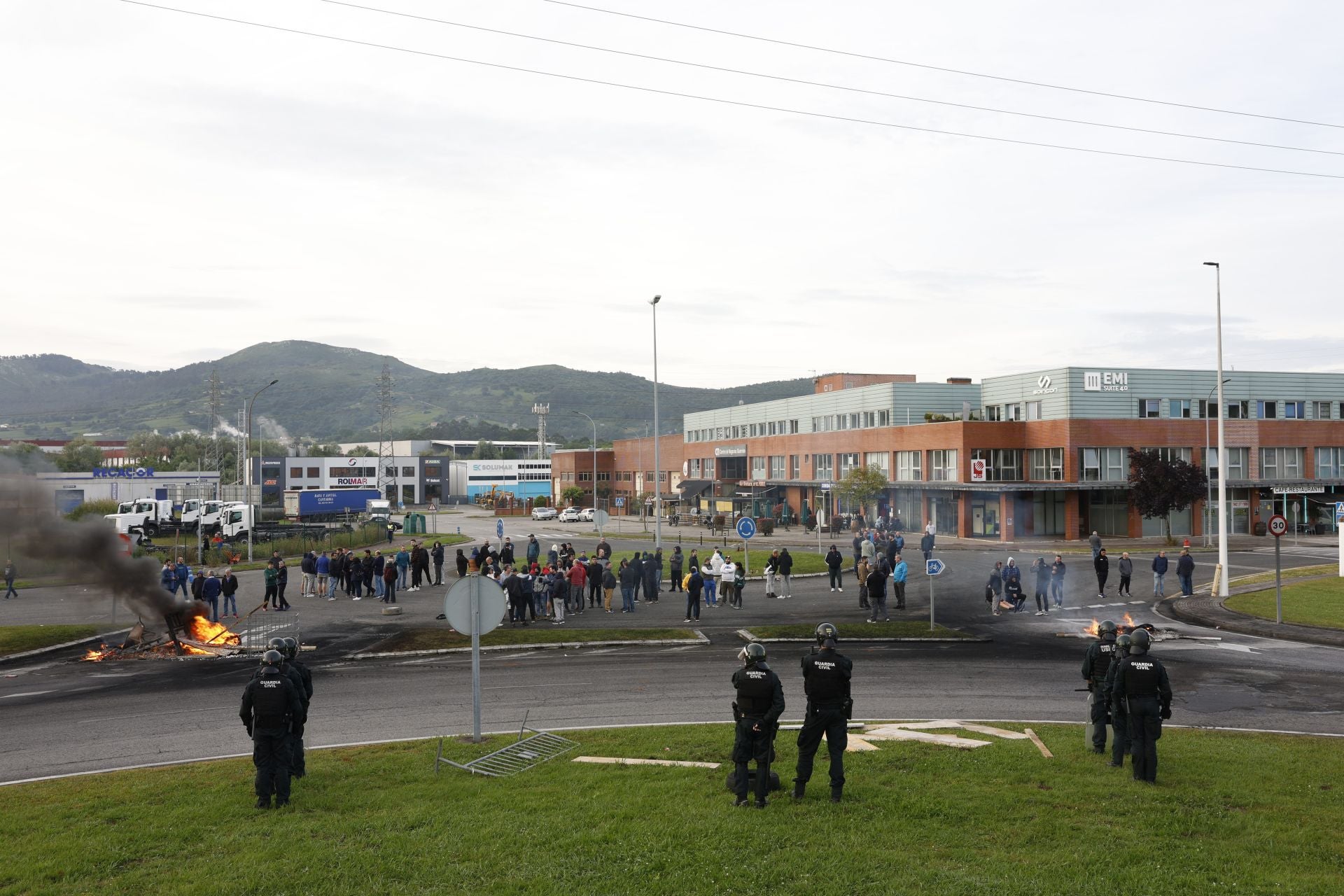 La policía no ha permitido a los manifestantes cortar la carretera general, pero sí hay cortes en los accesos al polígono.
