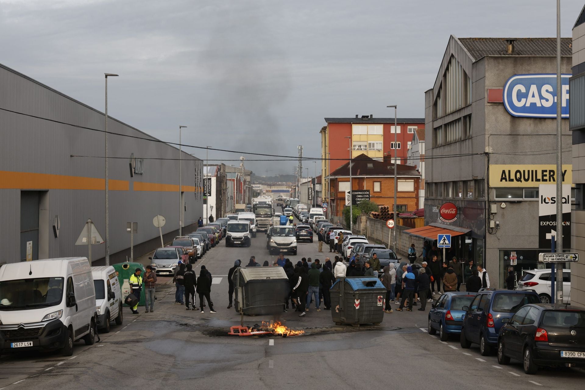 Barricada con contenedores en el polígono de Candina.