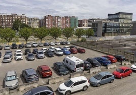 El aparcamiento que existe actualmente frente al Centro de Formación y Empleo (Cefem), en el Barrio Pesquero, que será exclusivo para residentes.