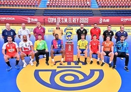 Los capitanes y entrenadores de los ochos equipos posan con el trofeo.