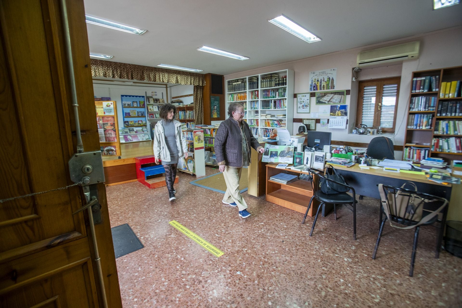 Asun Arabaolaza, que dirigió la biblioteca, con la vicepresidenta de la asociación de vecinos, Virginia Pérez, recogiendo tras el cierre del espacio.