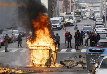 Barricada y contenedor quemado en el acceso a Candina, que provocó importantes retenciones en La Marga.
