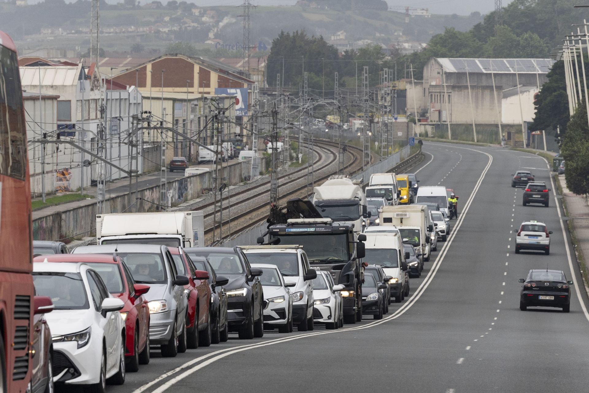 Atasco para salir de Santander por el corte de la carretera de acceso al polígono de Candina