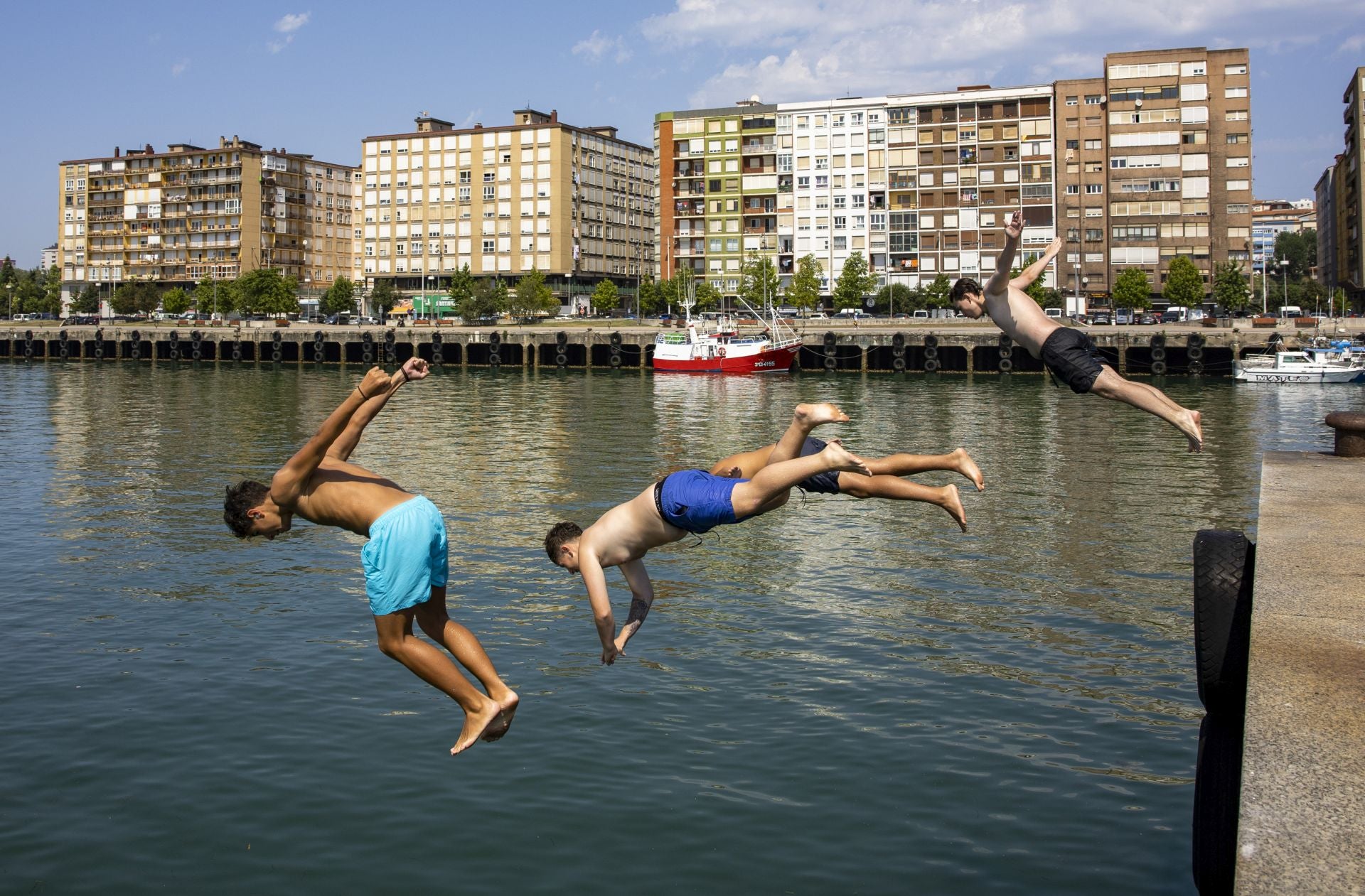 Imagen principal - Una Cantabria cada vez más cálida, con el doble de días de calor y menos nieve en 2024