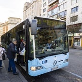 Varios usuarios se suben al autobús en la parada de la plaza del Ayuntamiento de Santander.