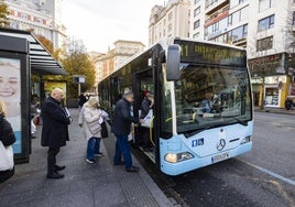 Varios usuarios se suben al autobús en la parada de la plaza del Ayuntamiento de Santander.