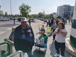 Sillas para hacer la espera más cómoda, un balón para entretenerse... Cualquier cosa es buena para estar algo más cómodo en la cola