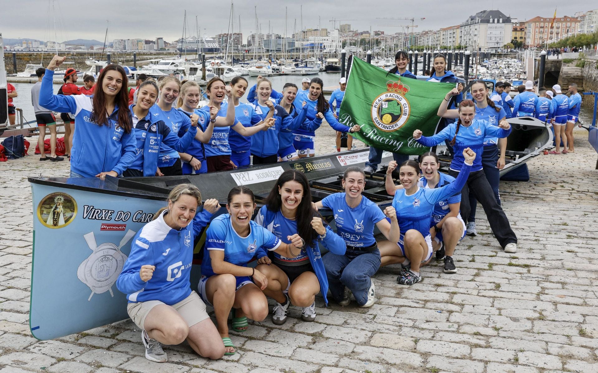 El equipo femenino de Remo de Astillero ha querido trasladar su apoyo minutos antes de entrar al agua para competir en la XLII Bandera Bansander.