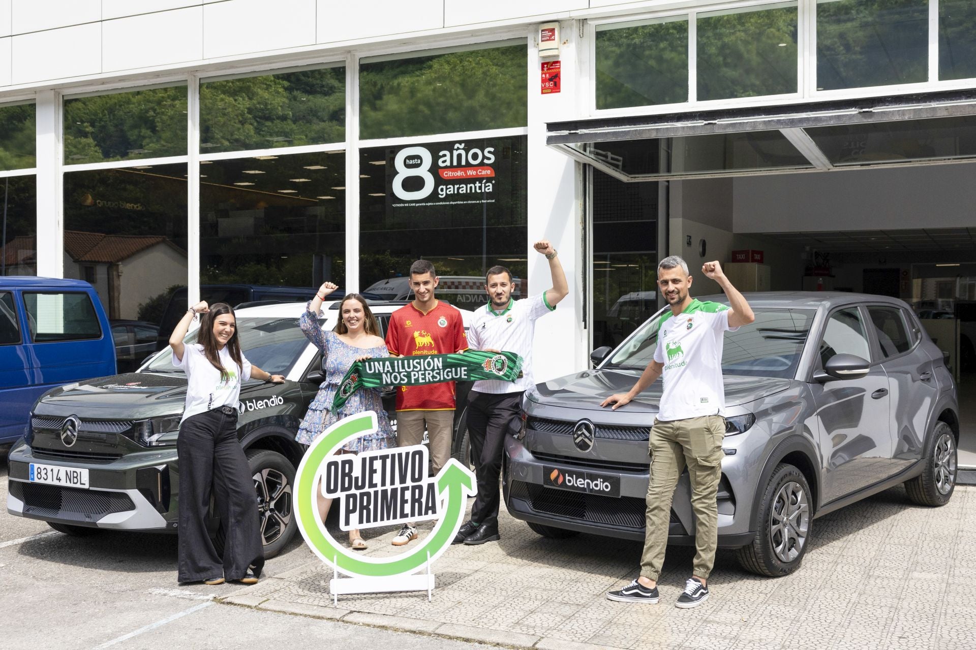 Marta González Ruiz, Clara Manterola Marañón, Mario Gómez Gándara, Alejandro González Díez y Miguel González, trabajadores del Grupo Blendio, aseguraron que «estamos todos a una en este momento histórico para el equipo y toda Cantabria».
