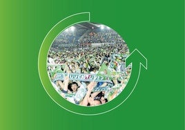 La hinchada celebra el ascensode 2002 sobre el césped.