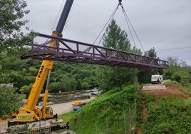 La pasarela de 11 toneladas y 28 metros de longitud que se instaló esta semana a la altura de la planta de lavado de la Orconera.