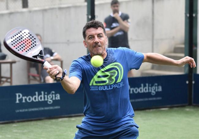 Javi Guerrero, jugando al pádel.