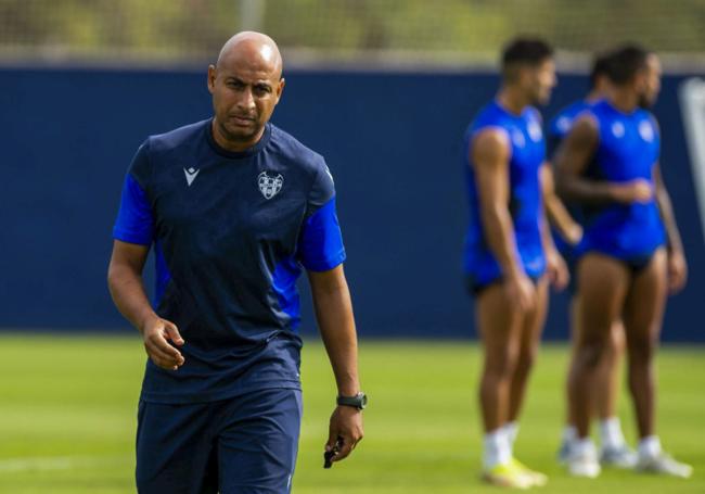 Mehdi Nafti, en pleno entrenamiento. DM
