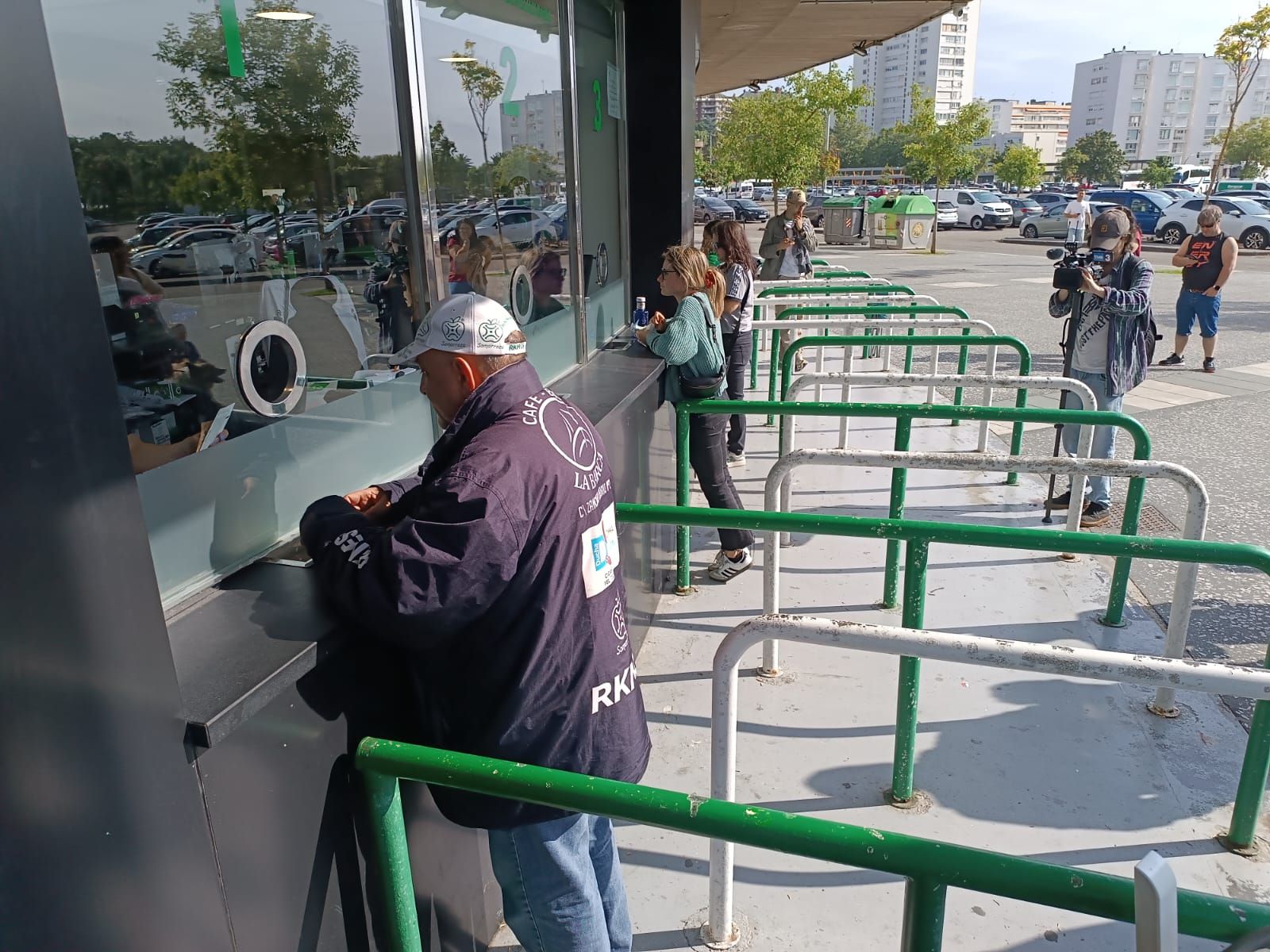 Los primeros aficionados compran sus entradas de cara al encuentro del domingo.
